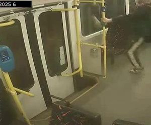 Grupa nastolatków zdemolowała tramwaj
