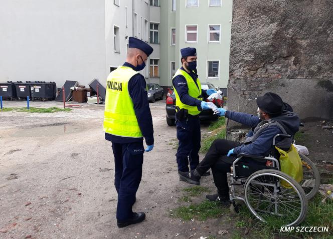 Policjanci rozdają maseczki bezdomnym