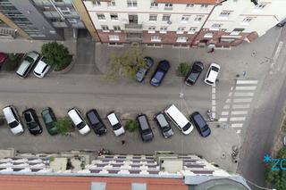 Słupki na chodnikach, parkomaty na miejscach postojowych - ZDM odpowiada mieszkańcom 