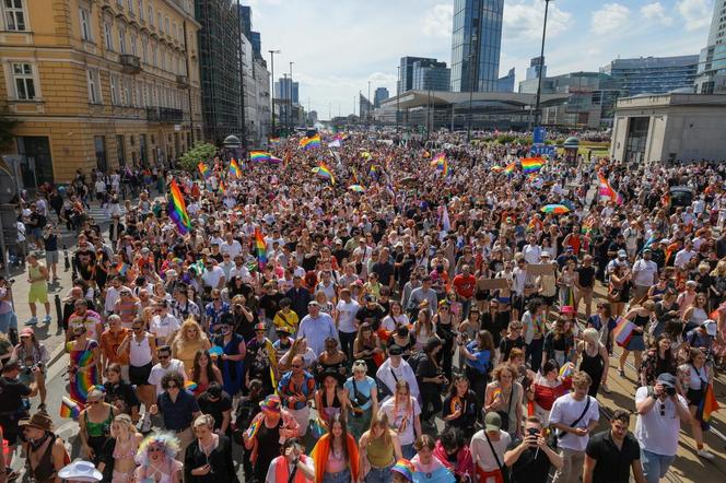 „Czas na równość jest teraz”. Ulicami Warszawy przeszła Parada Równości [GALERIA]