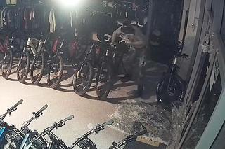 Wybrali się nocą do sklepu po rowery. Są poszukiwani