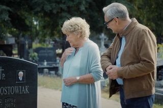M jak miłość, odcinek 1836: Barbara (Teresa Lipowska), Jacek Milecki (Robert Gonera) na grobie Lucjana Mostowiaka (śp. Witold Pyrkosz)