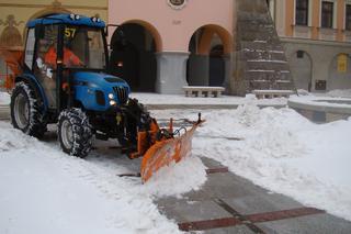 Rynek w Tarnowie pod śniegiem. W akcji pługopiaskarka MPGK