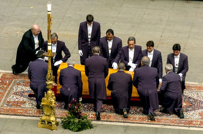 Tak wyglądał pogrzeb Jana Pawła II w Watykanie