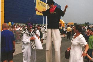 Namioty przed sklepem, szał na ręczniki, dzieci śpiące w kulkach. Tak wyglądało otwarcie Ikei w Krakowie w latach 90.