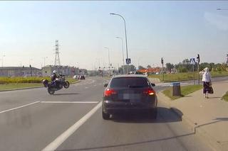 Policjant na motocyklu rusza do pościgu na jednym kole!