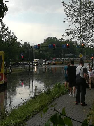 Po burzy w Łodzi zalane ulice i mnóstwo utrudnień. Tak wygląda ul. Włókniarzy