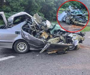 Zasnął za kierownicą BMW. Auto wygląda, jakby zostało zmielone 