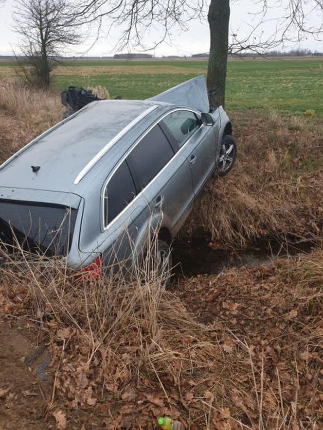 18-latek roztrzaskał Audi Q7. Był pijany i nie miał prawa jazdy