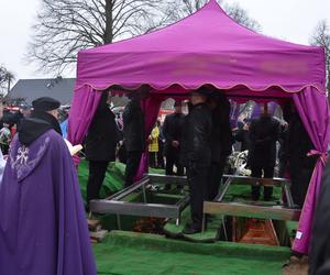 Pogrzeb polskich strażaków. Nawet niebo płakało. Bracia Kacper i Dawid zginęli w Belgii