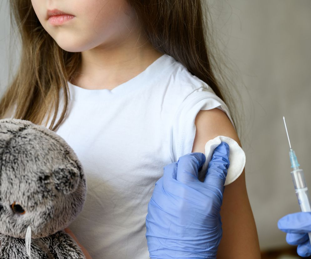 zbliżenie na szczepienie dziecka