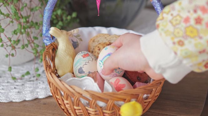 Koszyczek wielkanocny dla dzieci: Co włożyć, by tradycji stało się zadość?