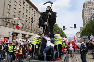 Protest rolników w Warszawie. Na demonstracji kukła ŚMIERCI! [RELACJA NA ŻYWO 10.05]