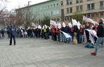 Górnicy protestowali w Warszawie pod siedzibą PGE. Wystawiono świńskie łby