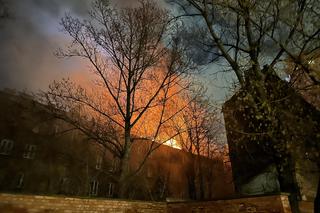 Wielka akcja strażaków w centrum dzielnicy. Stara kamienica zapłonęła jak pochodnia. Ogień było widać z kilku kilometrów