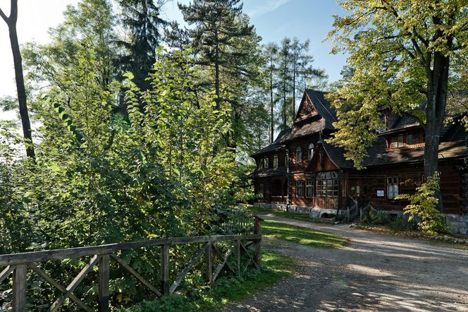 Ta małopolska willa jest hitem turystycznym. Wybudowali ją górale wraz ze sławnym malarzem