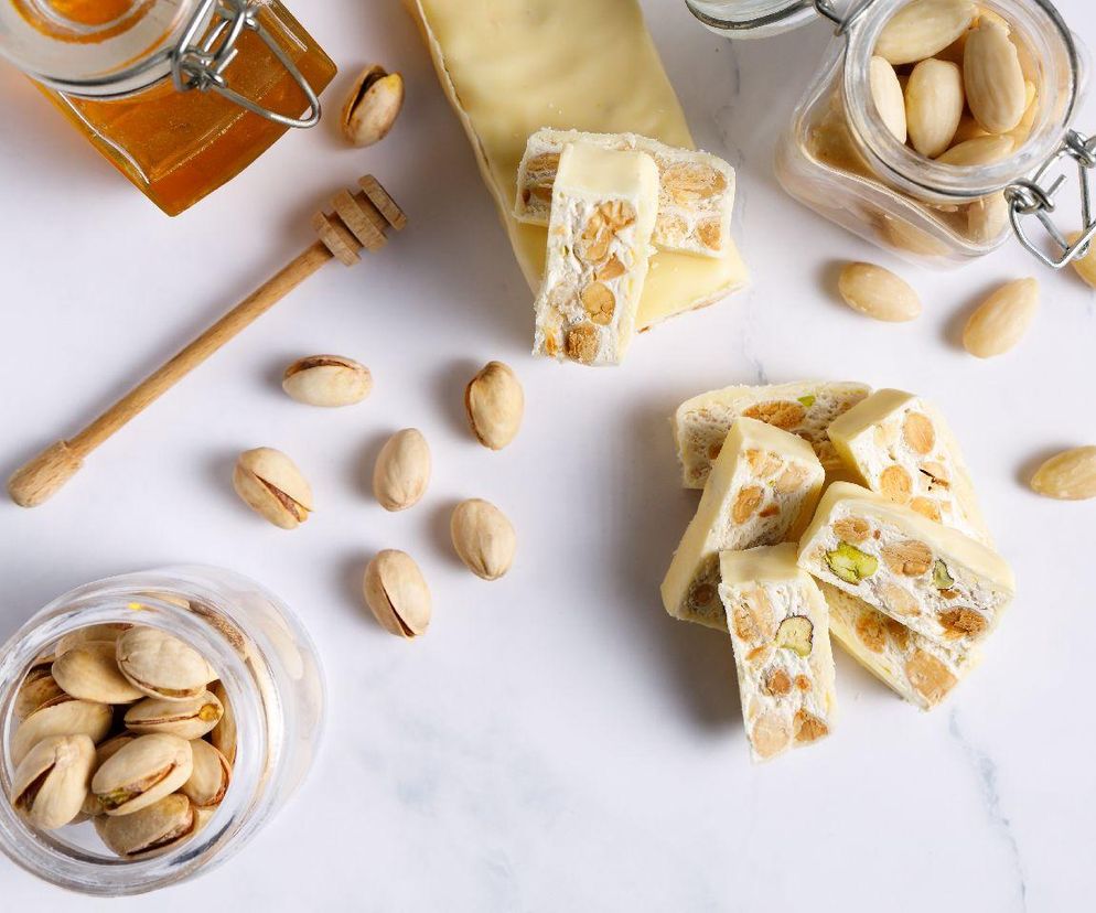 nugat torrone z migdałami i pistacjami
