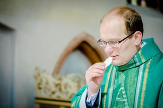 Ksiądz: zarabiam 1500zł miesięcznie, wszystko wydaję w internecie