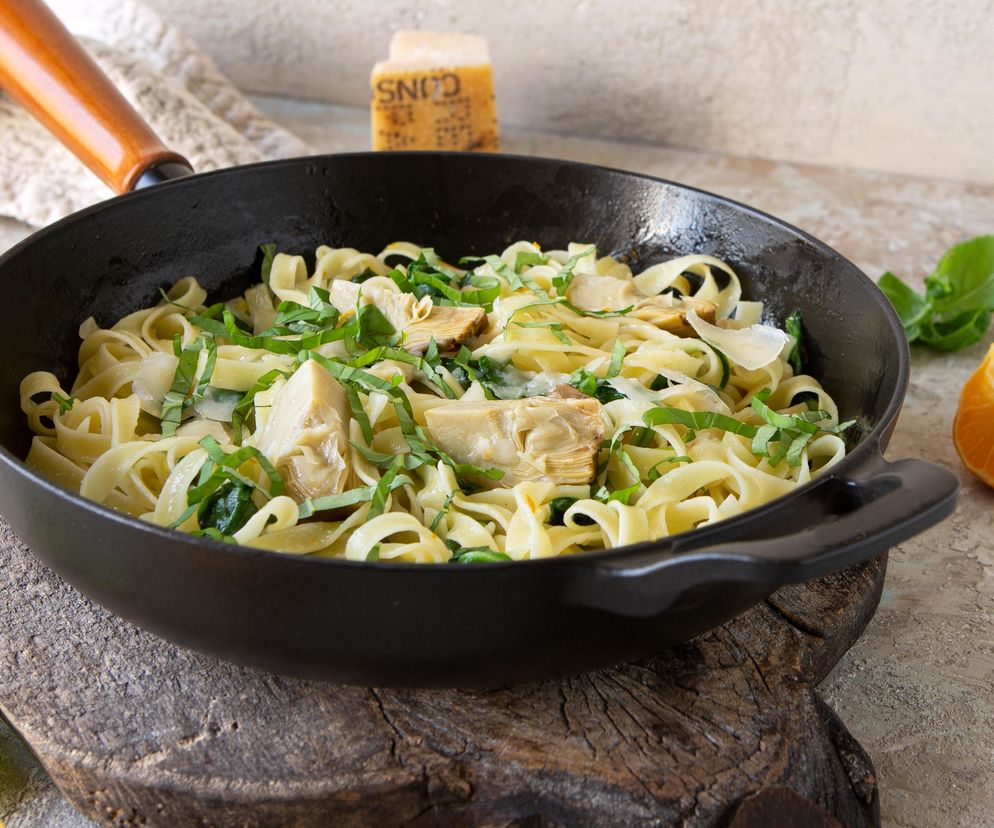 Do makaronu dodaje szpinak i karczochy. Ten przepis jest gotowy w 20 minut