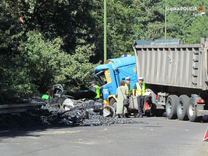 Tragiczny wypadek w Tychach. Ciężarówka z węglem przewróciła się na samochód osobowy. Jedna osoba nie żyje [ZDJĘCIA]