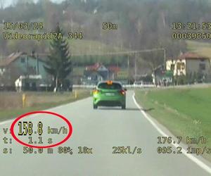 Jechał prawie 160 km/h w terenie zabudowanym. Kara była też wysoka!