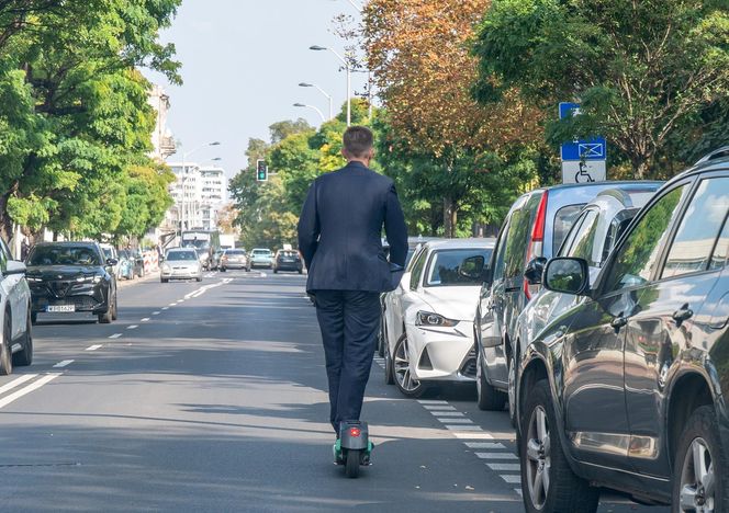 Ryszard Petru na hulajnodze