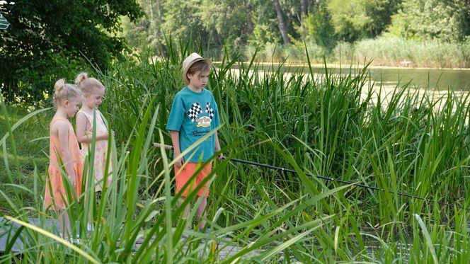 M jak miłość odc. 1828. bliźniaczki Emilka, Zuzia (Julia, Marcelina Kempka), Misiek (Aleksander Bożyk)