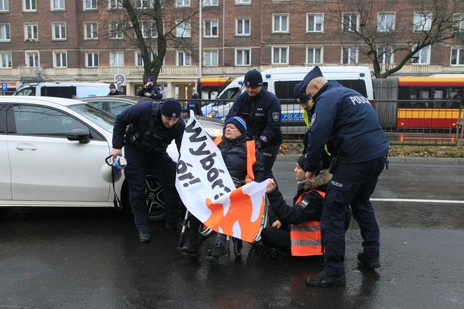 Ostatnie Pokolenie zablokowało Wisłostradę. Furia kierowców. Matka chorego dziecka błagała o przejazd