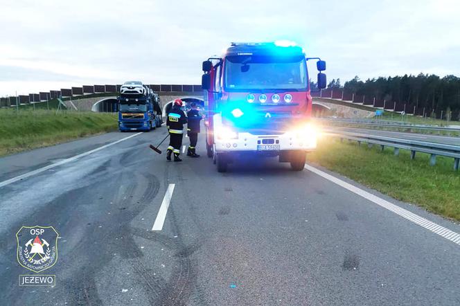 Jeżewo Stare: Wypadek na S8. Przewrócona ciężarówka-chłodnia blokuje drogę [ZDJĘCIA]
