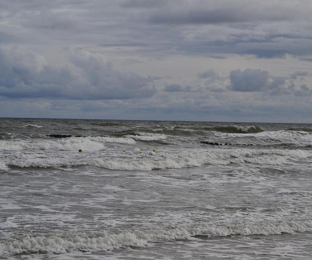 Silne sztormy na Bałtyku. Uszkodzone plaże i wały wydmowe