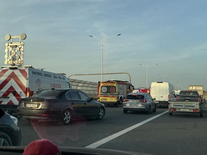 Karambol na Autostradowej Obwodnicy Wrocławia. Aż 3 wypadki, 15 uszkodzonych pojazdów oraz 3 osoby ranne