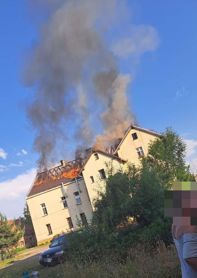 Ludzie uciekali w popłochu. Groźny pożar domu pod Kątami Wrocławskimi 