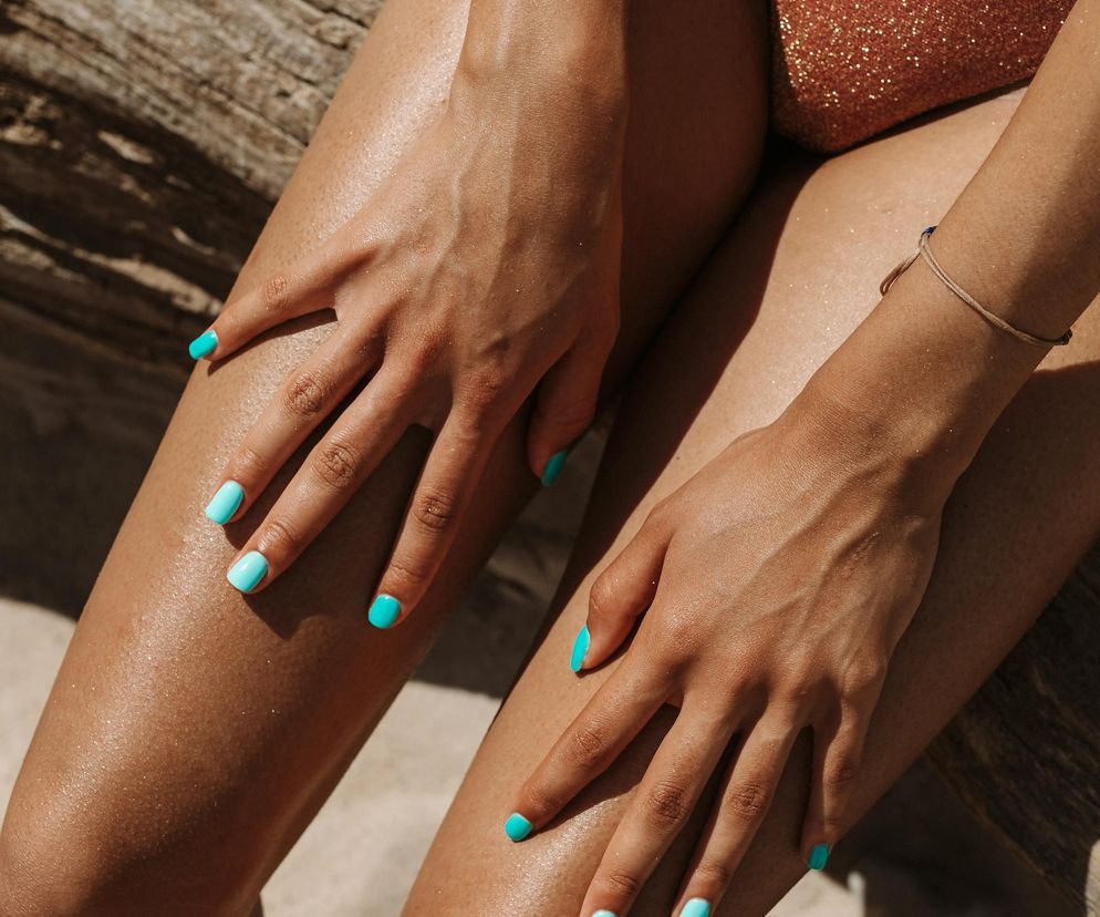 Ten kolor na paznokciach zatrzyma lato na dłużej. Dekadę temu był prawdziwym hitem! 