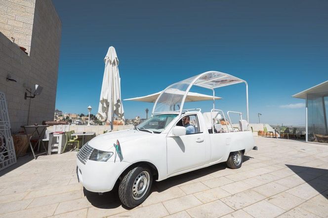 Papieski papamobile na leczenie dzieci w Gazie