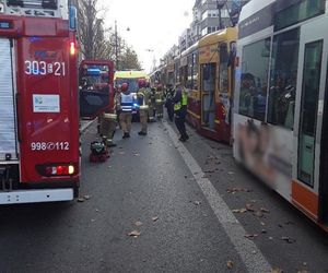 Łódź. Zderzenie dwóch tramwajów w czwartek, 13 listopada. 12 osób poszkodowanych [ZDJĘCIA].