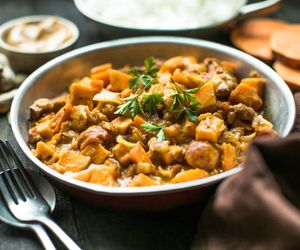 Pyszny obiad w mniej niż 30 minut? Wystarczy jeden garnek, kurczak i bataty 