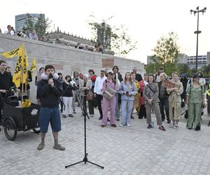 Przeszli przez Warszawę w piżamach i kapciach. Krzyczeli Chcemy spać!