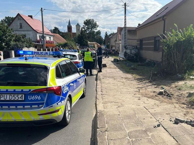 Dachował, a potem groził policjantom zapalniczką. Finał pościgu za 43-latkiem w powiecie górowskim [ZDJĘCIA]