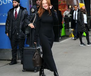 Paryski look Julianne Moore zachwycił wszystkich. To stylizacja idealna na zimowe imprezy! 