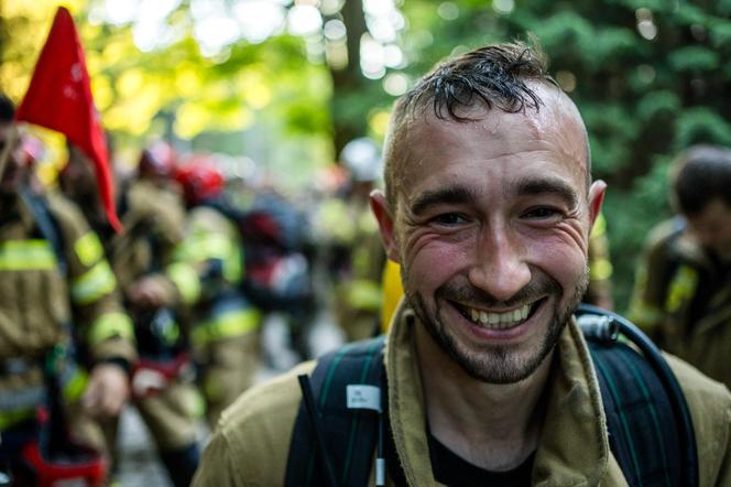 998 strażaków weszło na Śnieżkę. Na szczyt Karkonoszy poszli z ważnym przesłaniem