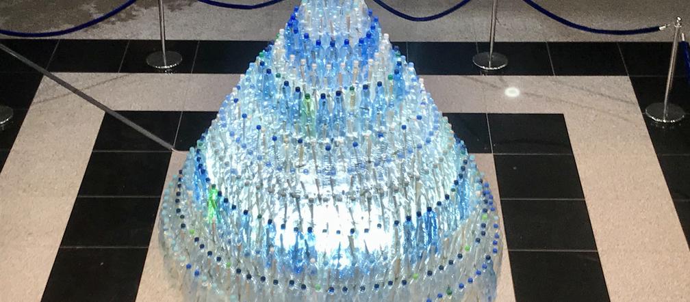 Niezwykła choinka w Olsztynie. Zbudowali ją z ponad 620 plastikowych butelek! [ZDJĘCIA]