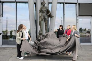 W Gdańsku odsłonięto pomnik piłkarki - superbohaterki. To symbol siły i odwagi