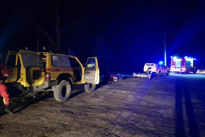 Tropie. Mężczyzna spadł ze skarpy nad brzegiem jeziora. Skomplikowana akcja ratownicza