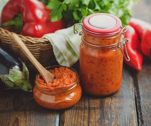 Co to jest ajwar? Jak przygotować znakomitą pastę paprykową do dań?