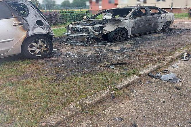 Zemsta? Dwóch mężczyzn podpaliło auto policjanta z komendy w Górze