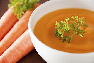 Aromatyczna zupa marchewkowa z imbirem i sokiem pomarańczowym [przepis]