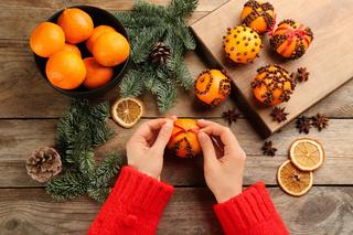 Pomarańcze z goździkami, suszone pomarańcze do dekoracji. Jak suszyć pomarańcze?