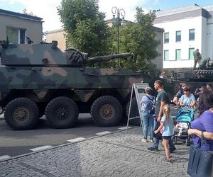 Piknik z okazji Święta Wojska Polskiego. Działa, czołgi i samochody wojskowe w Radomiu 