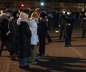 Wielkie demonstracje przeciwko restrykcjom covidowym! Chcę swobodnie wychodzić, ale nie mogę