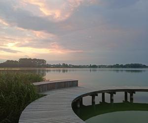 Zobacz, jak wygląda pomost w Słupcy. Drewniane okręgi cały czas przyciągają turystów!